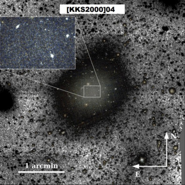 <p>La galaxia ultra difusa [KKS2000]04 (NGC1052-DF2), en la constelación de Cetus, hasta ahora considerada una galaxia sin materia oscura. / Trujillo et al.</p>