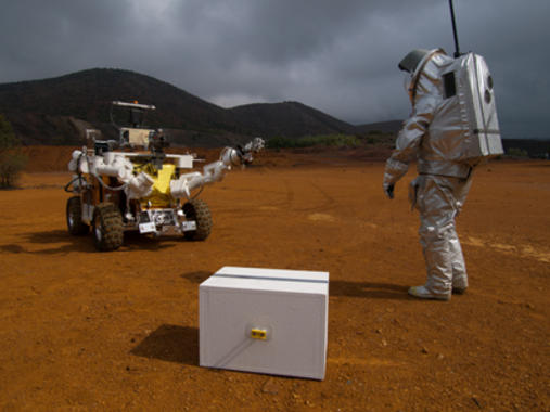 <p>El protototipo<em> </em>del <em>rover Eurobot</em> y astronauta enfundado en el traje <em>Aouda.X </em>en río Tinto. Imagen: ESA / ÖWF / P. Santek.</p>