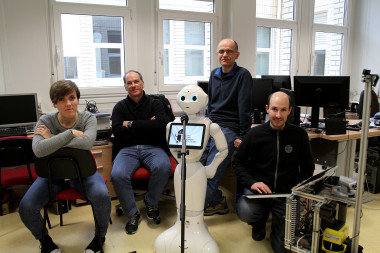 <p>La investigadora Izaro Goienetxea, junto a Basilio Sierra, José Maria Martínez-Otzeta e Iñigo Mendialua han obtenido dos nuevos métodos automáticos de generación y clasificación musical, en el contexto del proyecto BertsoBot. / UPV/EHU</p>