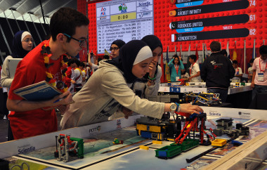 <p>Las chicas del equipo de Jordania preparan sus robots para enfrentarse a una misión de reciclado de piezas. / SINC</p>