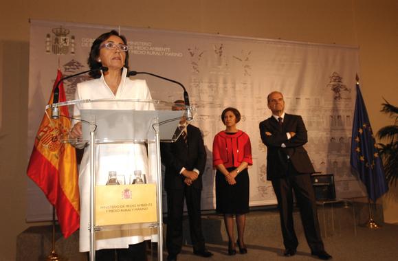 <p>Rosa Aguilar, durante el acto de toma de posesión de su nuevo cargo de ministra de Medio Ambiente, Medio Rural y Marino (MARM). Al fondo, Elena Espinosa, ahora ya antigua ministra de Medio Ambiente. <a href="http://www.plataformasinc.es/esl/imagenes/inicio/(imagen)/64859" target="_blank">Foto</a>: MARM.</p>