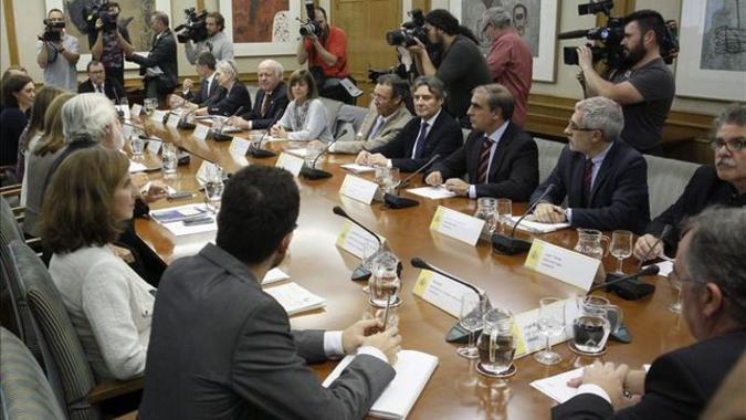 <p>La ministra de Sanidad, Ana Mato, durante la reunión que celebró este jueves en la sede del ministerio con los portavoces de los grupos parlamentarios de la Comisión de Sanidad en el Congreso. / Efe</p>