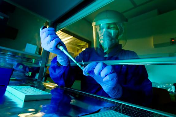 <p>Un investigador en el laboratorio de ADN antiguo en el Instituto Max Planck de Antropología Evolutiva. / MPI-EVA.</p>