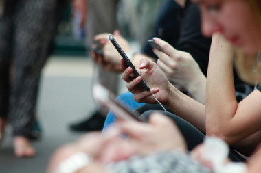 <p>Los investigadores hicieron un seguimiento durante un año a 416 usuarios de teléfonos inteligentes. / UPM</p>