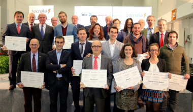 <p>Los galardonados en la séptima edición del Premio de Periodismo Tecnalia posan con sus diplomas. En el centro de la fotografía, Marta Palomo de Udaeta, colaboradora de Sinc. / Tecnalia</p>