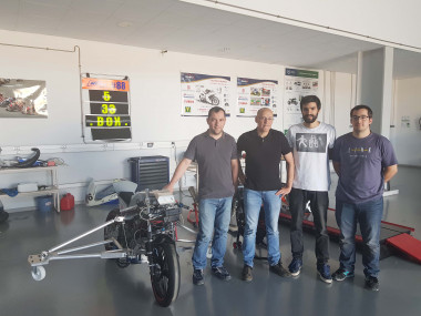 <p>Investigadores del departamento de Ingeniería Mecánica de la Universidad de Málaga en el laboratorio en el que han desarrollado el nuevo sistema. / Fundación Descubre </p>