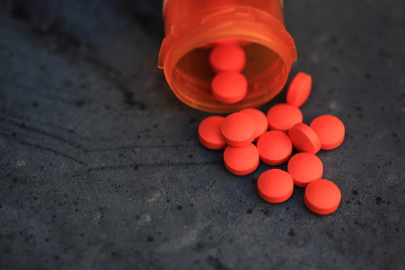 <p>La revista <em>PLoS Medicine</em> analiza con más profundidad los conflictos de intereses que surgen cuando se publican artículos que reportan beneficios, y exponen que las revistas deberían aplicarse a sí mismas el mismo grado de transparencia que les exigen a los autores. Imagen: Pink Sherbet Photography</p>