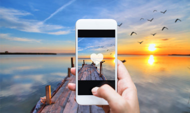 <p>Teléfono fotografiando un día soleado. / UC3M</p>