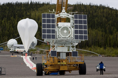 <p>
El globo de Sunrise es inflado con helio en el Centro Espacial Esrange antes del lanzamiento.<br />Foto: Daniel Duch/La Vanguardia.</p>