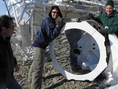 <p>Integrantes de la expedición para la recuperación del experimento SUNRISE después de extraer intacto el espejo primario del telescopio, que es el componente más frágil. El instrumento español IMaX se puede ver al fondo en la barquilla, cubierto por un plástico transparente. Créditos: Werner Deutsch.</p>