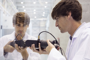<p>Investigadores de IK4-TEKNIKER han creado el sistema de limpieza por ultrasonidos. / IK4-TEKNIKER</p>