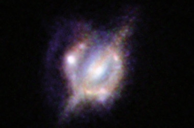<p>La imagen de la fusión, que combina las vistas desde el telescopio espacial Hubble de NASA/ESA y el telescopio Keck II en Hawái. / ESO-NASA-ESA-W. M. Keck Observatory</p>