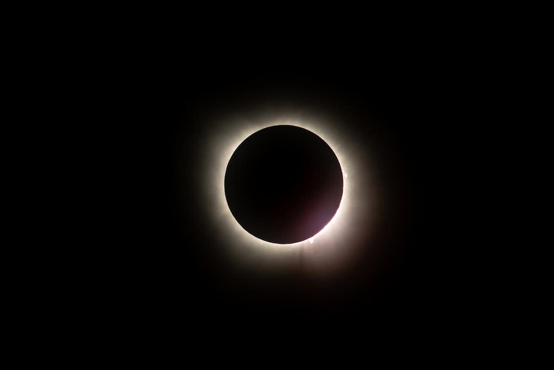 Todo sobre el trío de eclipses que se verán desde España en los próximos tres años: fechas clave y recomendaciones