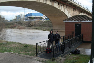 <p>Los investigadores Patricio Bohórquez y José David del Moral, en una de sus salidas de campo en el cauce del río. / UJAEN</p>