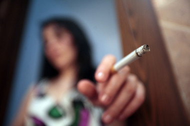 <p/>El trabajo muestra un aumento de la exposiciÃ³n al humo ambiental del tabaco en el Ã¡mbito privado a medida que aumenta la edad de los hijos. / SINC” style=”” /><span style=