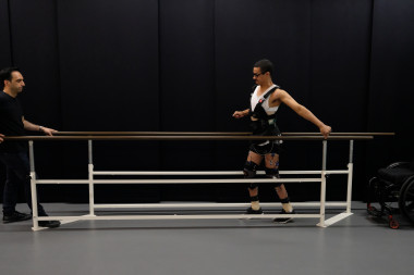 <p>David Mzee, que quedó totalmente parapléjico tras accidente deportivo, da unos unos pasos. / EPFL / Jean-Baptiste Mignardot</p>
