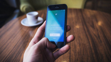 <p>Persona iniciando sesión en Twitter. / <a href="https://unsplash.com/@freestocks" target="_blank">freestocks.org</a></p>