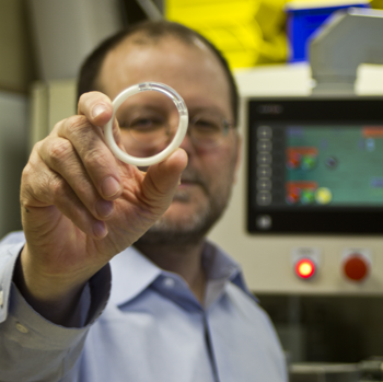 <p>Patrick Kiser sostiene el anillo intravaginal que suminstra un fármaco antirretroviral y un anticonceptivo durante tres meses. / Northwestern University</p>