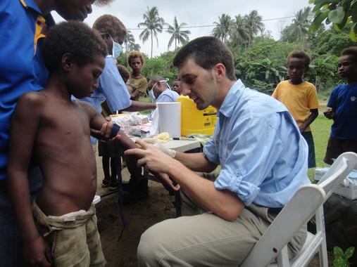<p>Oriol Mitjà atendiendo a un niño en Papúa Nueva Guinea. Este investigador y Quique Bassat demostraron por primera vez que una sola pastilla del antibiótico azitromicina basta para curar a una persona con pian. / ISGlobal</p>