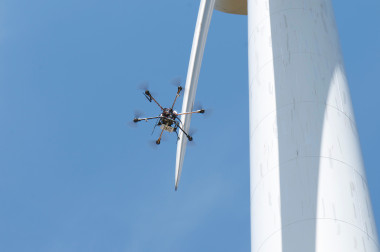 <p>La aeronave, entre las palas de un aerogenerador. Foto: Arbórea/DiCYT.</p>