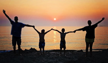 <p>Los árboles genealógicos permiten registrar datos como la esperanza de vida, la tasa de fertilidad y las migraciones; factores muy importantes que han dado forma a la evolución. / <a href="https://pixabay.com/es/familia-puesta-de-sol-playa-2611748/" target="_blank">Pixabay</a></p>