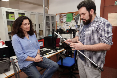 <p>Investigadores del Grupo de Ingeniería de Sistemas Integrados de la Universidad de Málaga con el bastón que han diseñado. / UMA</p>