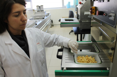 <p>Técnico en planta piloto de tecnologías del envase. / AINIA</p>
