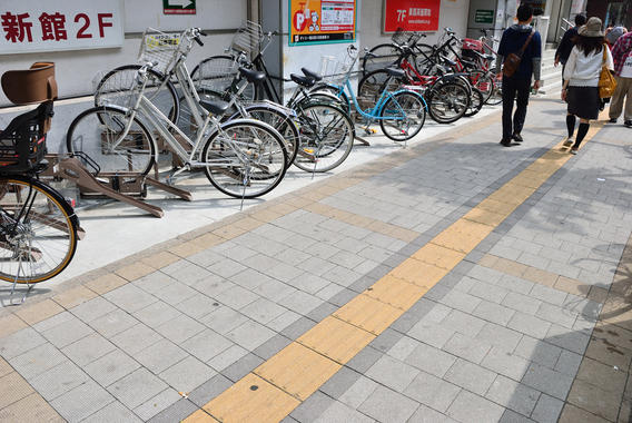 <p>Los científicos han analizado tres tipos de materiales utilizados ampliamente en la construcción de aceras: losas de granito, hormigón y asfalto. Imagen: <a href="http://www.flickr.com/photos/27889738@N07/5790298713/sizes/l/" target="_blank">ykanazawa1999</a></p>