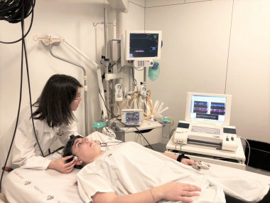 <p>Monitorización de la circulación cerebral en tiempo real junto a la cama del paciente. Los sensores ópticos no invasivos realizan la medición de manera continua mientras el neurólogo realiza una medición Doppler transcraneal de rutina al costado de la cama del paciente. Estos sensores monitorizan, en tiempo real, el flujo sanguíneo y la oxigenación de la sangre en el cerebro después de un accidente cerebrovascular y ven si la obstrucción en el vaso se ha disuelto gracias al tratamiento. / Raquel Delgado-Mederos, Hospital de la Santa Creu i Sant Pau</p>