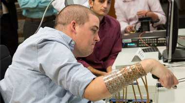 <p>Gracias al dispositivo, Burkhart, de 24 años de edad, pudo agarrar, manipular y soltar objetos. / Ohio State University | Battelle</p>