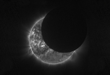 <p>Eclipse solar parcial visto desde el espacio por el satélite Proba-2 de la Agencia Espacial Europea. / ESA</p>