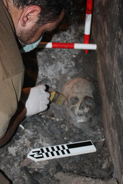<p><a href="http://www.plataformasinc.es/index.php/esl/imagenes/inicio/(imagen)/44009" target="_self">Nuevos restos humanos</a> en un buen estado de conservación aparecen en la prospección superficial de la QH33. Foto: J. Peñas</p>