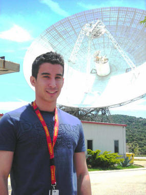 <p>José Santiago Pérez frente a una de las antenas que la NASA tiene en Robledo (Madrid).</p>
