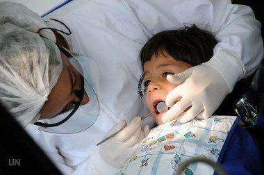 <p>Un dentista revisa la dentadura de un niño. / UN</p>