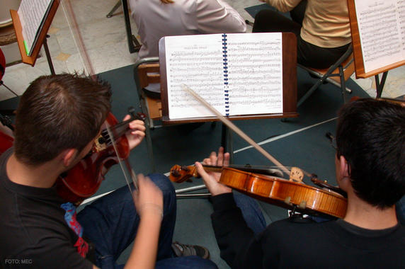 <p>Músicos de una orquesta. Foto: MEC</p>