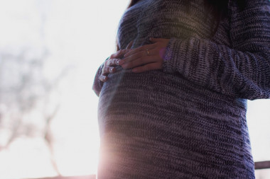 <p>El equipo detectó las partículas de carbono negro en placentas recogidas de cinco nacimientos prematuros y 23 a término. / <a href="https://unsplash.com/photos/xTedodxYTuQ" target="_blank">Unplash</a></p>