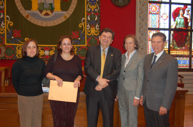 
<!-- START: including template: extension/sinc/design/ezwebin/templates/content/datatype/view/ezxmltags/paragraph.tpl (design:content/datatype/view/ezxmltags/paragraph.tpl) -->
<p>El rector de la Universidad de Zaragoza, Manuel López Pérez, junto a las premiadas y los padres de la joven Escanero, que da nombre al premio.</p>
<!-- STOP: including template: extension/sinc/design/ezwebin/templates/content/datatype/view/ezxmltags/paragraph.tpl (design:content/datatype/view/ezxmltags/paragraph.tpl) -->

