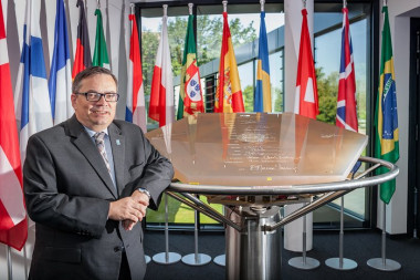 <p>Xavier Barcons junto a un prototipo de los espejos que llevará el futuro Telescopio Extremadamente Grande (ELT), cuya construcción seguirá de cerca durante su mandato como director general del Observatorio Europeo Austral. / ESO/M. Zamani</p>