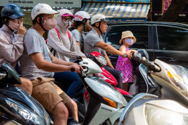 <p>Es imprescindible tomar medidas para reducir el tráfico en los entornos urbanos y, muy especialmente, en aquellos donde haya presencia de menores. / <a href="https://pixabay.com/es/scooter-casco-de-seguridad-ni%C3%B1a-1643000/" target="_blank">Pixabay</a></p>