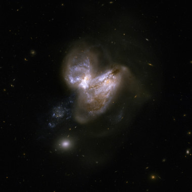 <p>El par de galaxias en interacción Arp 299 (arriba, Arp 299-A; debajo, Arp 299-B). / NASA, ESA et al.</p>