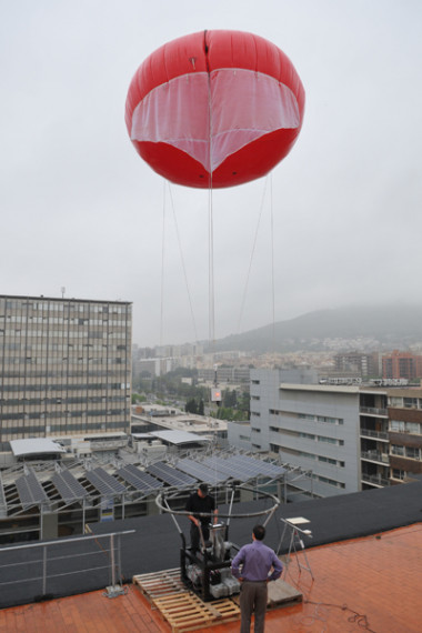 <p>Prueba de vuelo en el terrado de la Facultad de Física de la UB. Imagen: UB.</p>