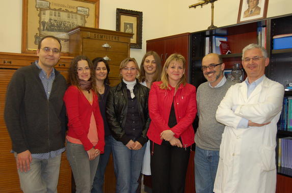 <p>Imagen del grupo de investigación de la Universidad de Zaragoza, con Begoña Martínez, en el centro, junto al profesor Santiago Gascón.</p>