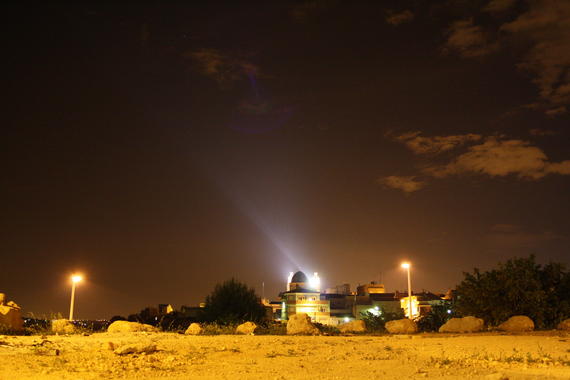 <p>La iluminación de la iglesia de Riba-roja incide en el cielo del Parque Natural del Túria. Imagen: Marco/Morales, UV.</p>
