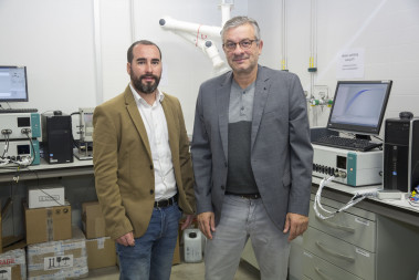 <p>Los investigadores Antonio Guerrero y Juan Bisquert, dos de los investigadores que han desarrollado el interruptor óptico de perovskita. / INAM-UJI</p>