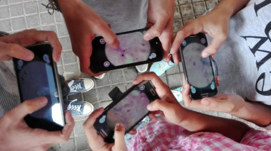 <p>Móviles de escolares pertenecientes a un grupo que jugó a MalariaSpot durante la Operación Mosquito Púrpura. / UPM.</p>