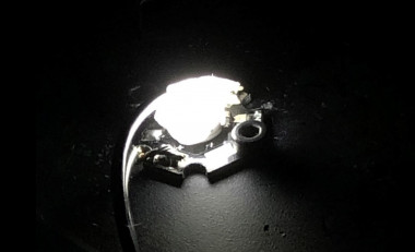 <p>LED blanco fabricado con un filtro de color basado en arena emisora blanca. / IMDEA Materiales</p>