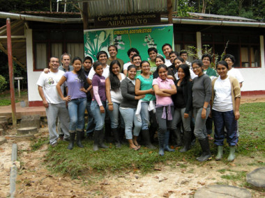 <p>Equipo de profesores y alumnos en Perú. / UEx.</p>
