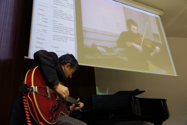<p>Los músicos Pablo Novoa y Sebastiano Frattini durante la actuación. / CESGA.</p>