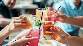 personas bebiendo refrescos y alcohol
