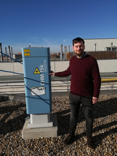 <p>El investigador Roberto Román muestra el ceilómetro en la terraza de la Facultad de Ciencias de Valladolid. / DICYT</p><p><strong><a href="https://eso.us2.list-manage.com/track/click?u=c35dd77ef962de779092c970b&id=9a5863d4ec&e=7e3bdf8b91" target="_self">Hubble observes exoplanet atmosphere in more detail than ever before</a></strong></p>